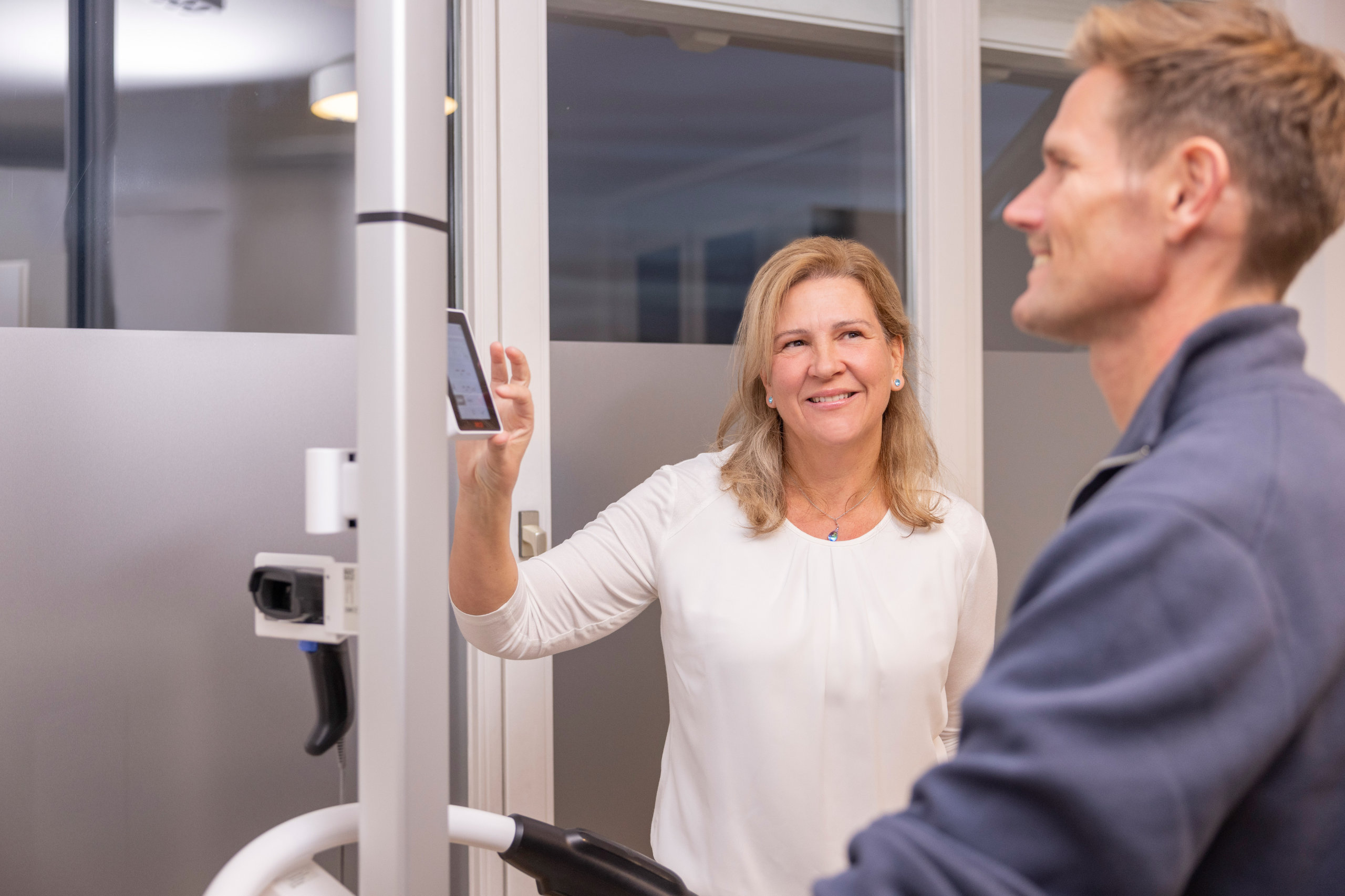 Gespräch mit Teilnehmer Doreen Alfeld vom Bodymed Center Friedrichshafen - Dr. A. Kirsner im Gespräch mit einem männlichen Teilnehmer.