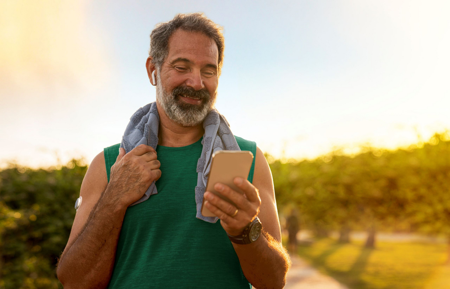 Mann überprüft beim Sport seinen Zuckerwert per App