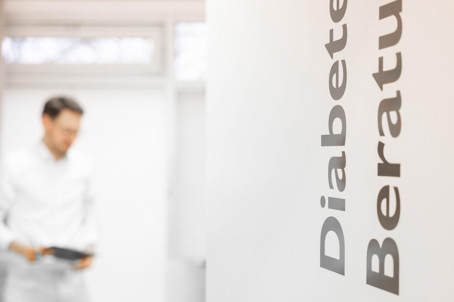 Diabetespraxis Bodensee Schild Schild Diabetespraxis Aufdruck Diabetes Beratung im Hintergrund ein Arzt