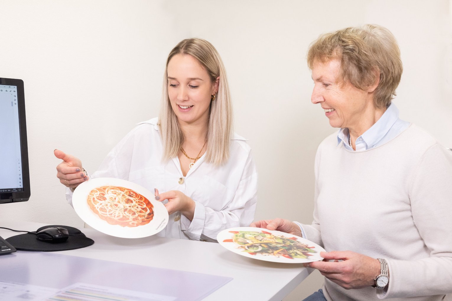 Diabetesberaterin schult Patientin in Ernährung für Diabetiker